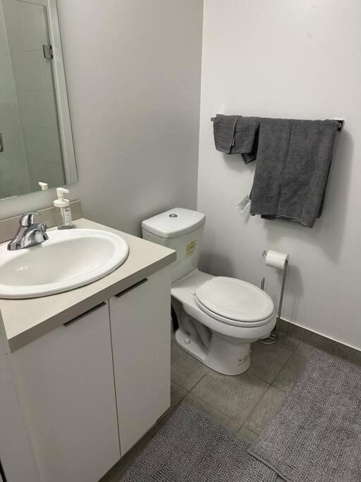 Modern, Spacious And Sleek Condo Toronto Luaran gambar